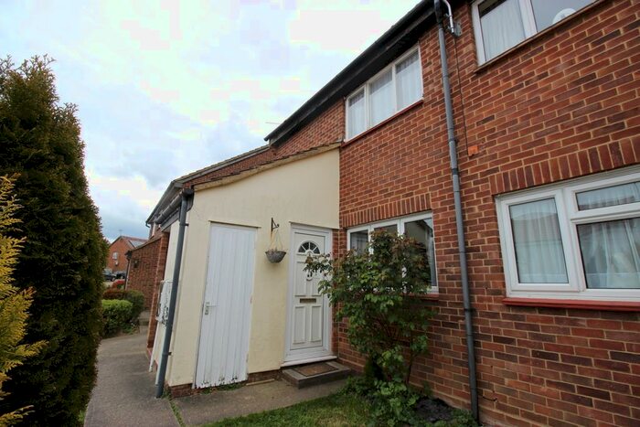 1 Bedroom Flat To Rent In Buckingham Road, Hockley, SS5