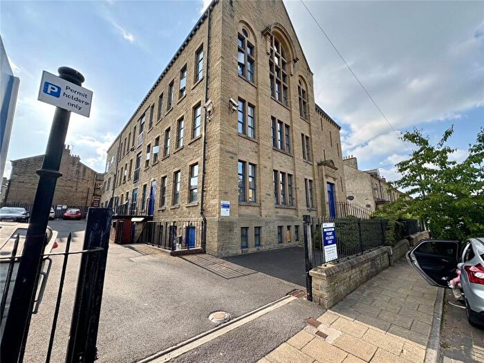 1 Bedroom Flat For Sale In Water Street, Huddersfield, West Yorkshire, HD1