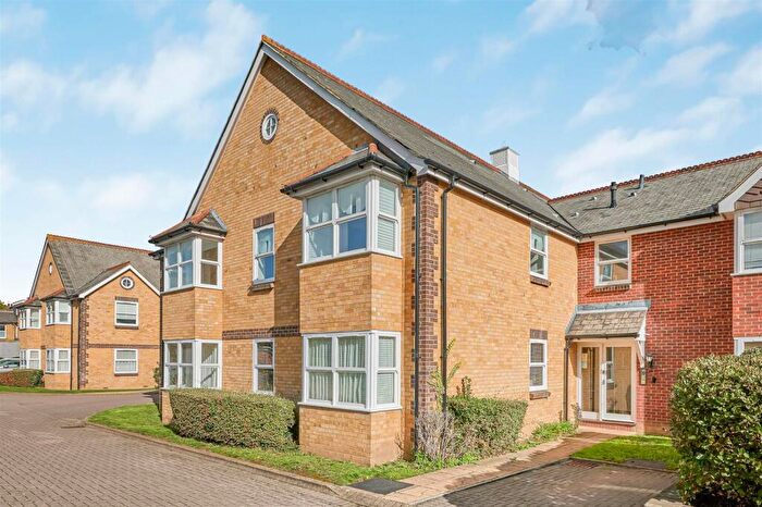 2 Bedroom Flat To Rent In Dovecote Gardens, Mortlake, London, SW14