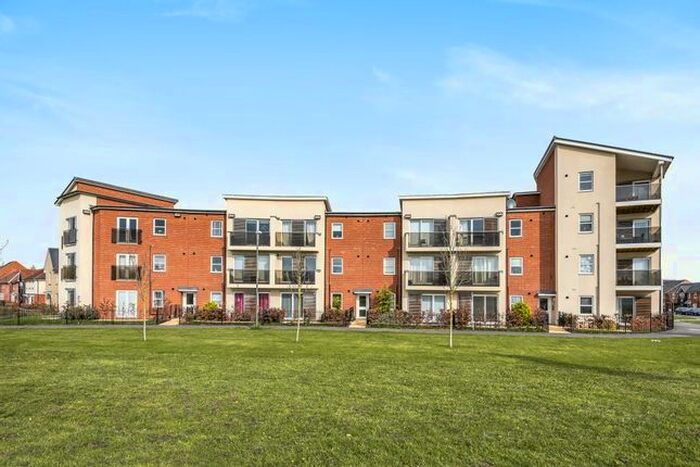 2 Bedroom Flat For Sale In Aylesbury, Buckinghamshire, HP18