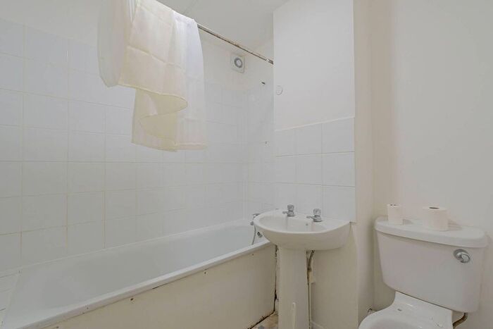 1 Bedroom Flat To Rent In Mile End Road, Tower Hamlets, London, E1