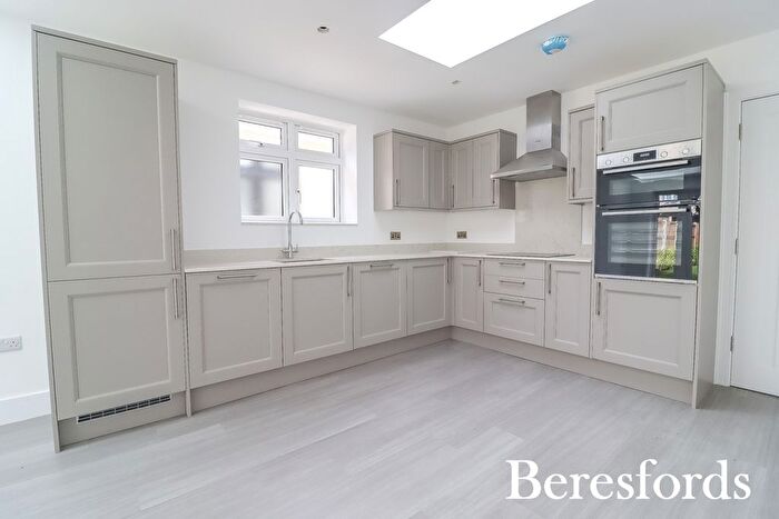 3 Bedroom Bungalow For Sale In Bridge Avenue, Upminster, RM14