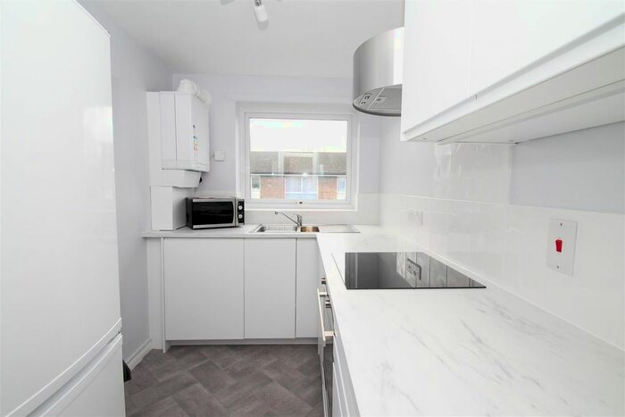 2 Bedroom Flat To Rent In Mintern Close, Hedge Lane, Palmers Green, London, N13