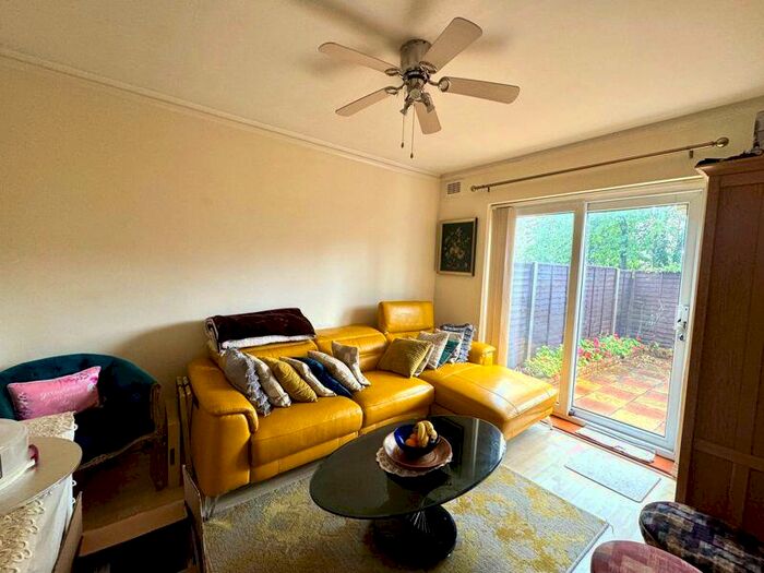 2 Bedroom Flat To Rent In York Way, N20