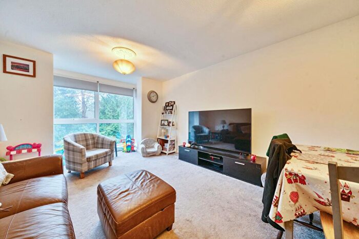 2 Bedroom Flat For Sale In Cardwell Crescent, Sunninghill, SL5