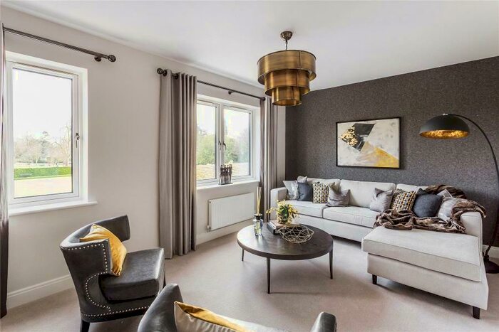 4 Bedroom Detached House To Rent In Weybridge, KT13