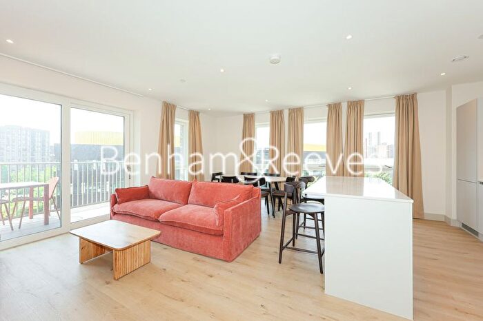 3 Bedroom Flat To Rent In Draycote House, Caversham Road, NW9