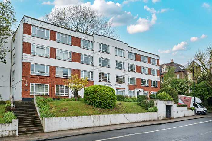 2 Bedroom Apartment For Sale In Lordship Lane, London, SE22