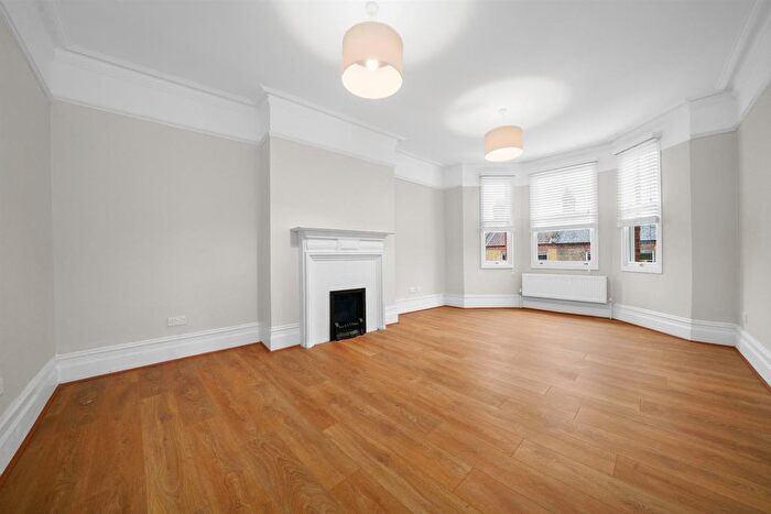 3 Bedroom Flat To Rent In South Island Place, London, SW9