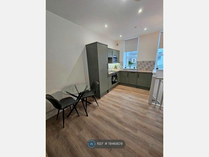2 Bedroom Flat To Rent In Arcot Street, Penarth, CF64