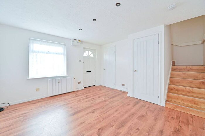 1 Bedroom Semi-Detached House For Sale In Abingdon Close, Bermondsey, London, SE1