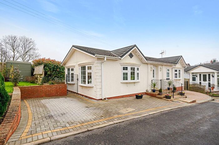 2 Bedroom Mobile/park Home For Sale In Stratford Bridge, Ripple, Tewkesbury, Glos, GL20