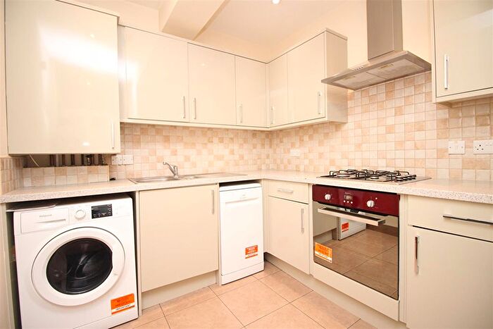 3 Bedroom Flat To Rent In Forsyth Road, Jesmond, Newcastle Upon Tyne, NE2