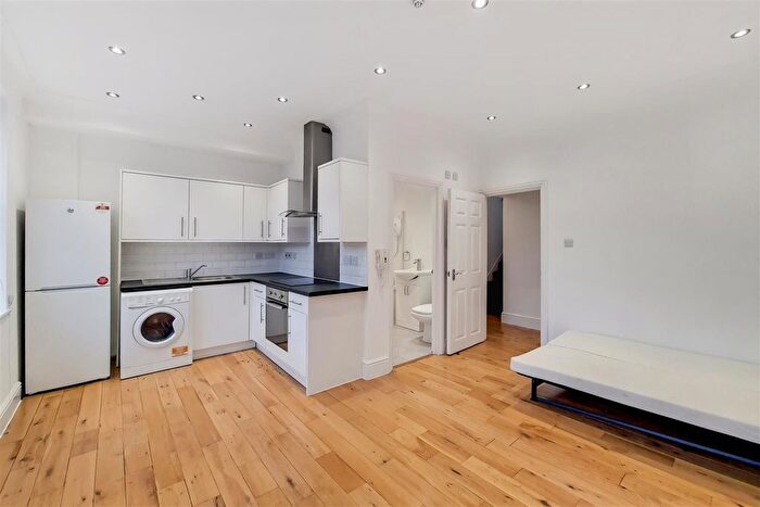 3 Bedroom Flat To Rent In Tooting High Street, London, SW17