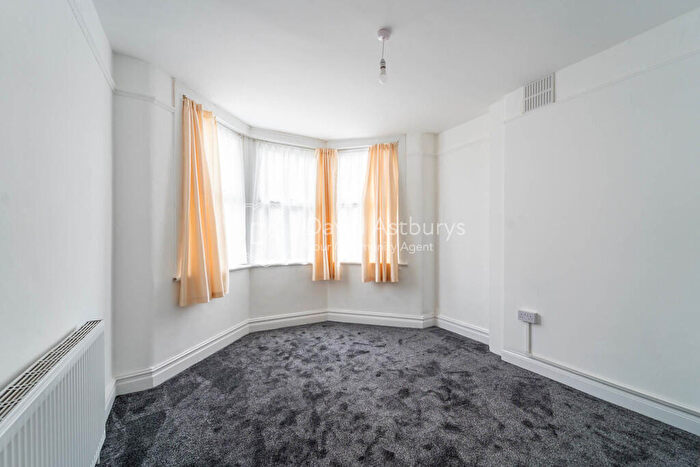 3 Bedroom Apartment To Rent In Nightingale Road, Wood Green, London, N22