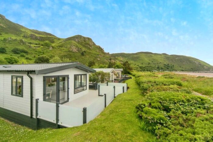 2 Bedroom Lodge For Sale In Lilac Ldge, Conwy, LL32