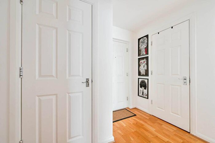 1 Bedroom Flat For Sale In Martyr Road, Guildford, GU1