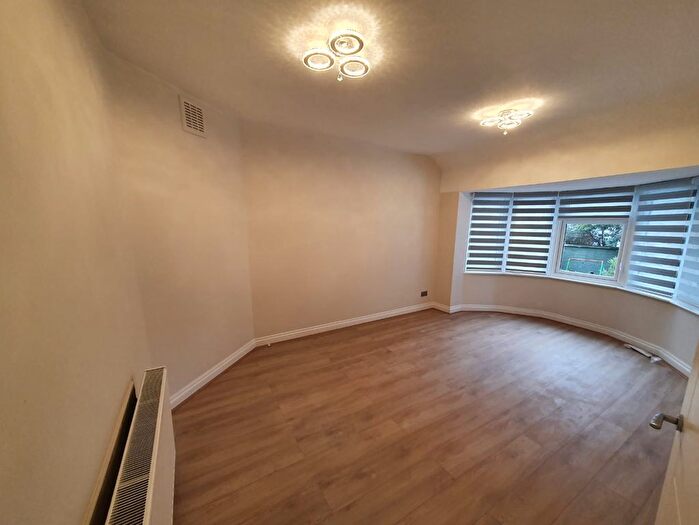 4 Bedroom Flat To Rent In Woodstock Avenue, London, NW11