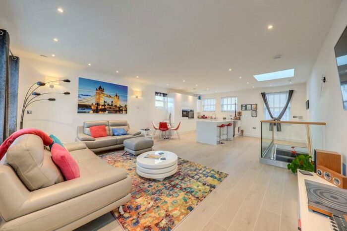 2 Bedroom Flat To Rent In Limes Grove, Lewisham, London, SE13