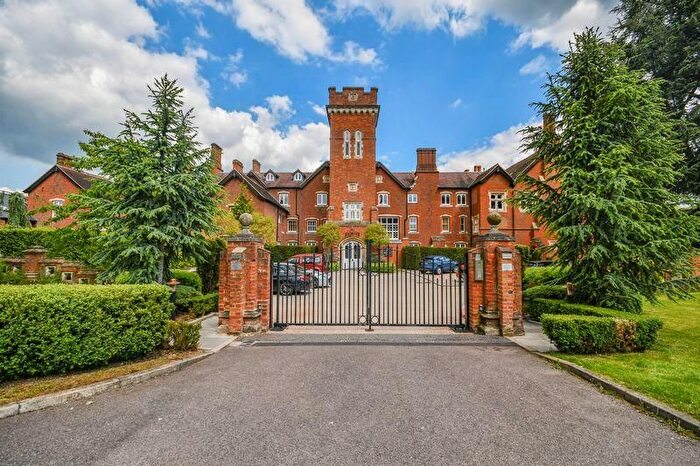 3 Bedroom Flat To Rent In Cucumber Lane, Essendon, AL9