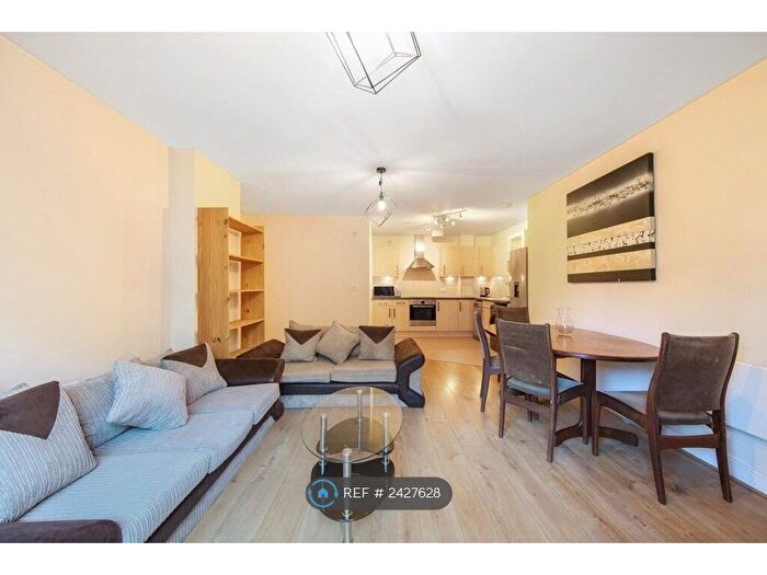 3 Bedroom Flat To Rent In Cherrywood Lodge, London, SE13