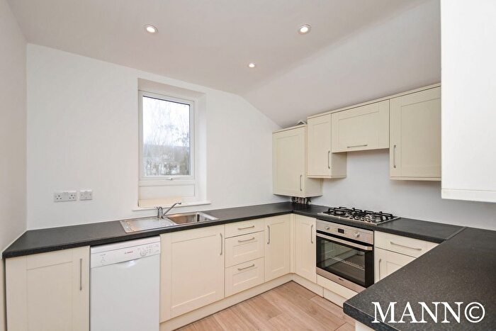 3 Bedroom Flat To Rent In Top Floor Flat Baring Road, London, SE12