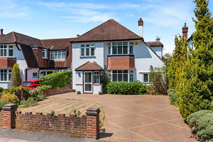 4 Bedroom Detached House For Sale In Woodland Way, BR4