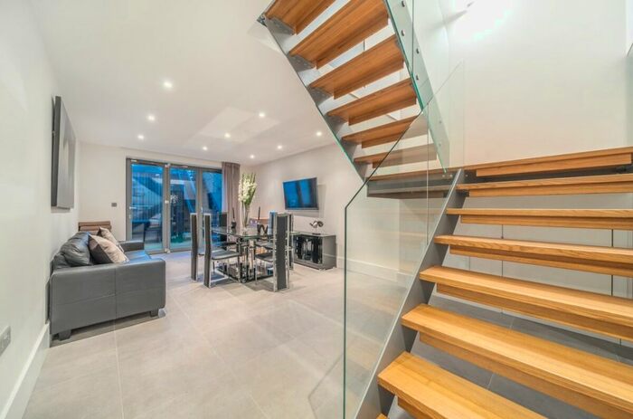 4 Bedroom Town House To Rent In Greenwich High Road, London, SE10