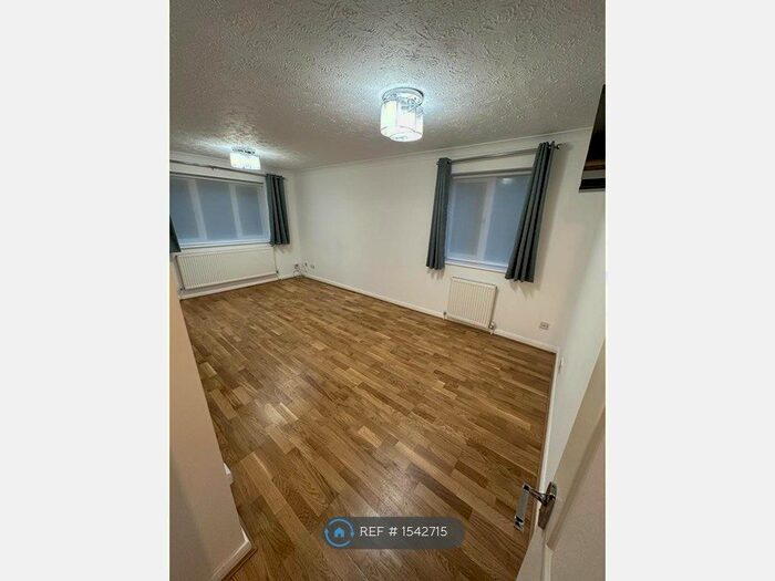 1 Bedroom Flat To Rent In Court Bushes Road, Whyteleafe, CR3