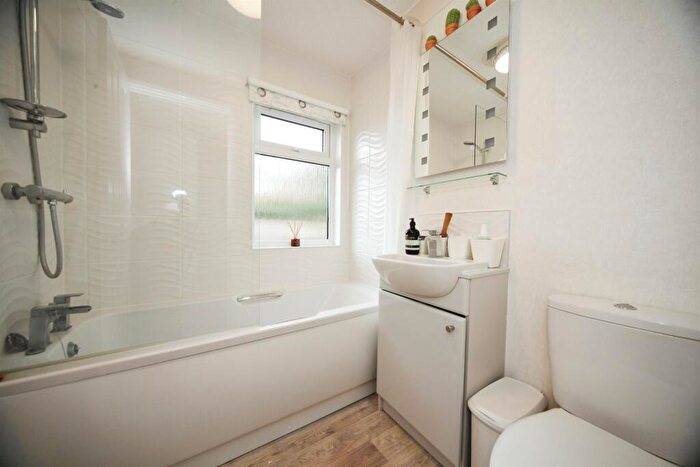 2 Bedroom Detached House For Sale In Beechwood Park, Caddington, Luton, LU1