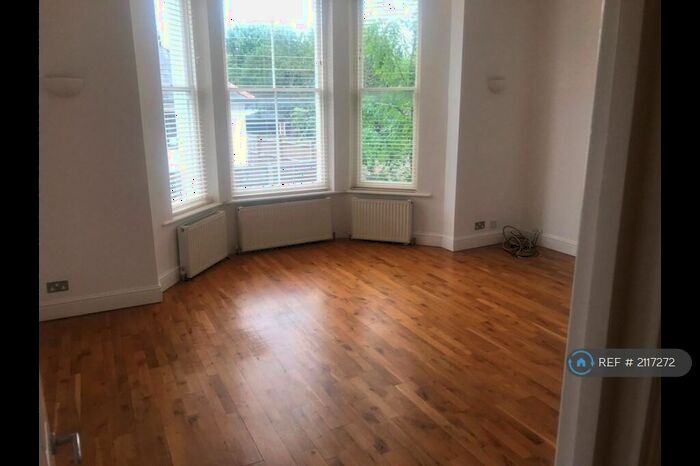 2 Bedroom Flat To Rent In Bedford Hill, London, SW12