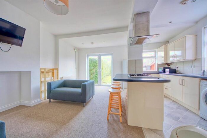 4 Bedroom Retail Property To Rent In Landseer Road, Leicester, LE2