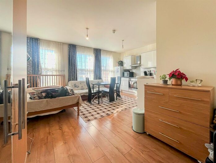 Studio To Rent In Turnpike Lane, London, N8