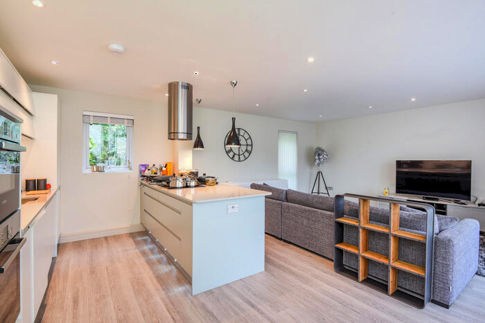 2 Bedroom Apartment To Rent In Admiral Court, Witney, OX28