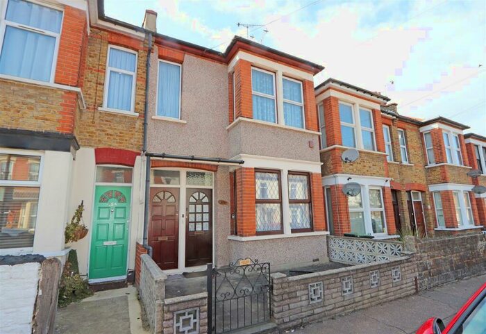 2 Bedroom Flat To Rent In Shakespeare Drive, Westcliff On Sea, SS0