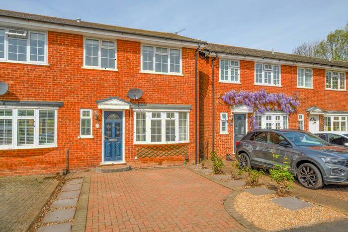 3 Bedroom End Of Terrace House To Rent In Dunsmore Road, Walton-On-Thames, KT12