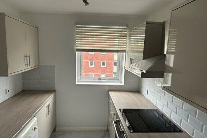 2 Bedroom Flat To Rent In Porchester Mead, Beckenham, BR3