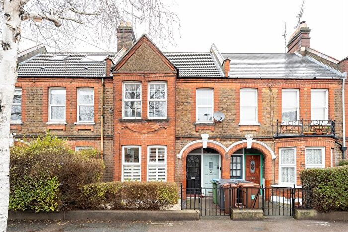 2 Bedroom Maisonette For Sale In Winns Avenue, Walthamstow, E17