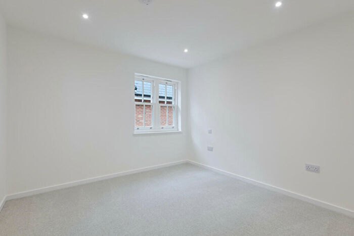 2 Bedroom Apartment To Rent In Flat Woodcote Reservoir, CR8