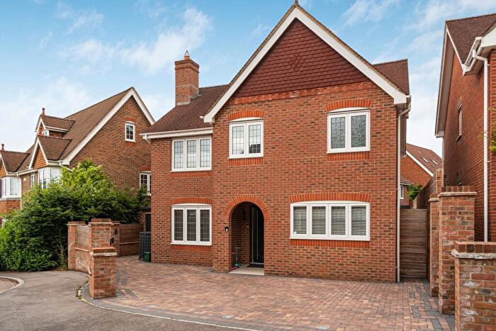 4 Bedroom Detached House For Sale In Kings Worthy Road, Fleet, Hampshire, GU51