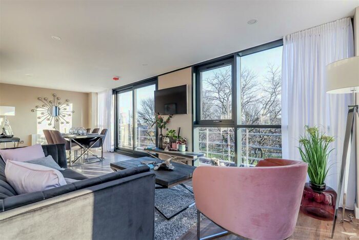 3 Bedroom Apartment To Rent In The Glass House, Queens Gardens, Hull, HU1