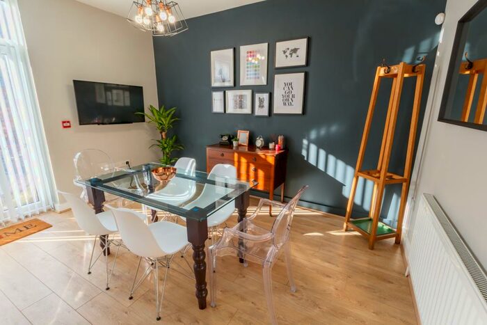 5 Bedroom Terraced House To Rent In Esher Road, L6