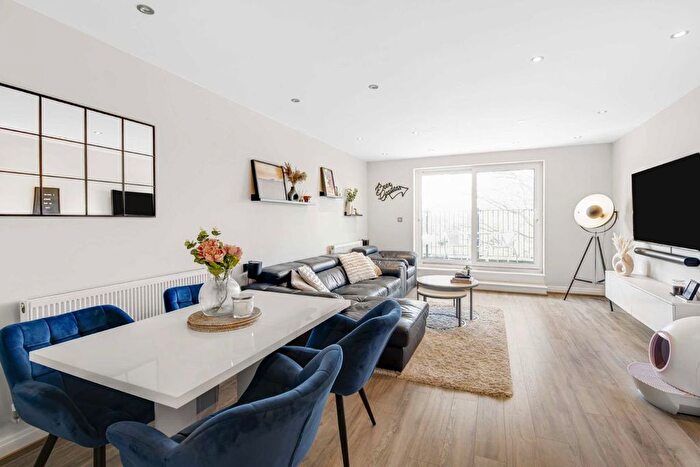 2 Bedroom Flat For Sale In Boston Road, Hanwell, W7