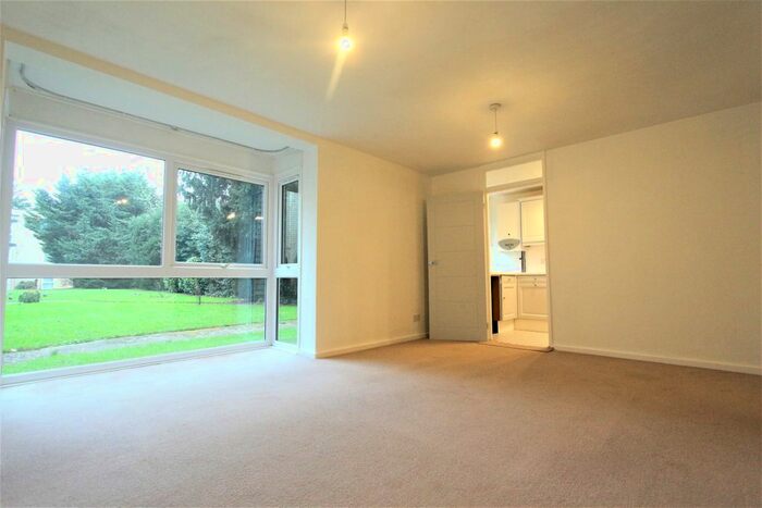 2 Bedroom Flat To Rent In Winchester Close, Enfield EN1
