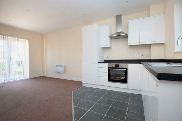 2 Bedroom Ground Flat To Rent In Weston Grove Road, SO19