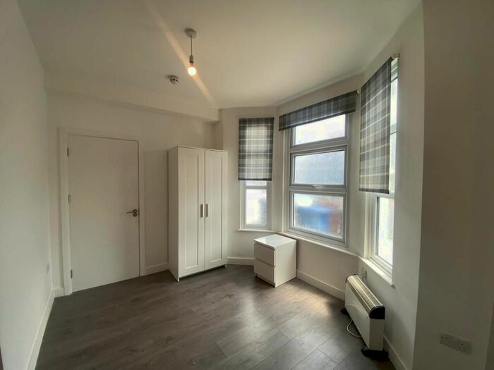 Studio To Rent In Tentelow Lane, Southall, UB2