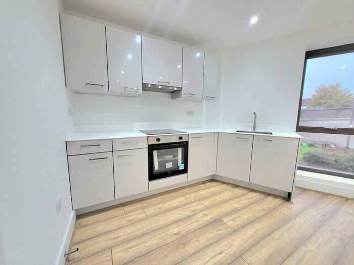 2 Bedroom Apartment To Rent In Mulberry Way, South Woodford, E18