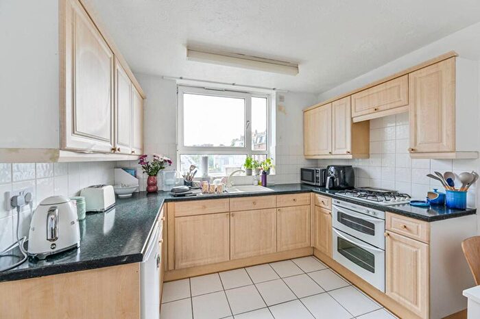 2 Bedroom Flat To Rent In Northcote Road, Between The Commons, London, SW11