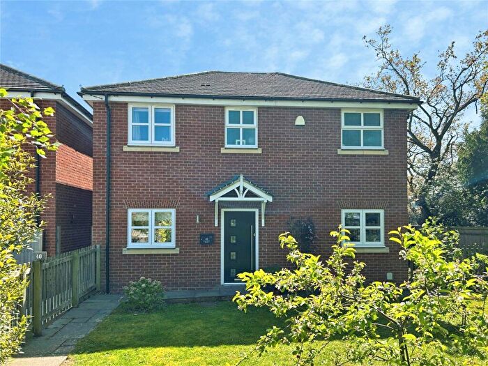 3 Bedroom Detached House For Sale In Clayhill Road, Burghfield Common, Reading, Berkshire, RG7