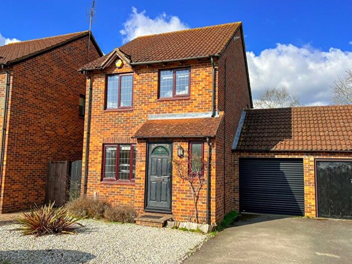 3 Bedroom Detached House To Rent In Kings Chase, East Molesey, KT8